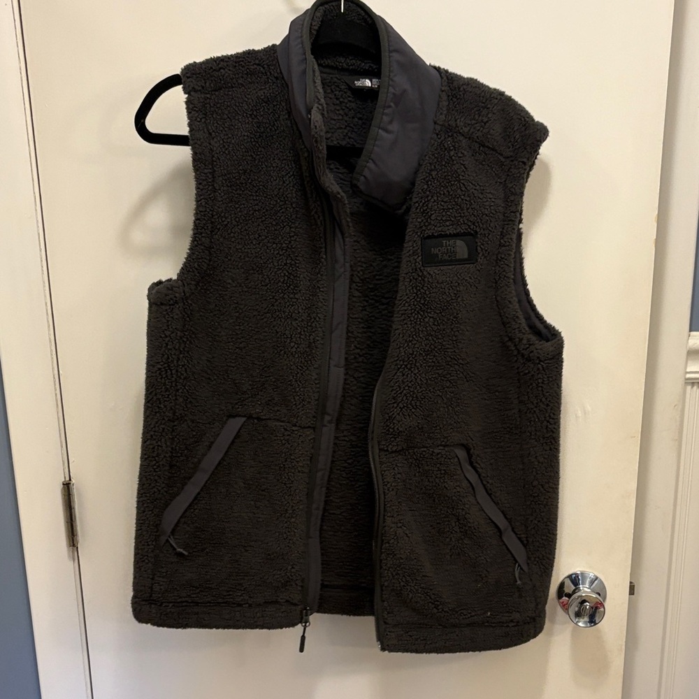 The North Face Dark Gray Sherpa Fleece Vest – Size Medium